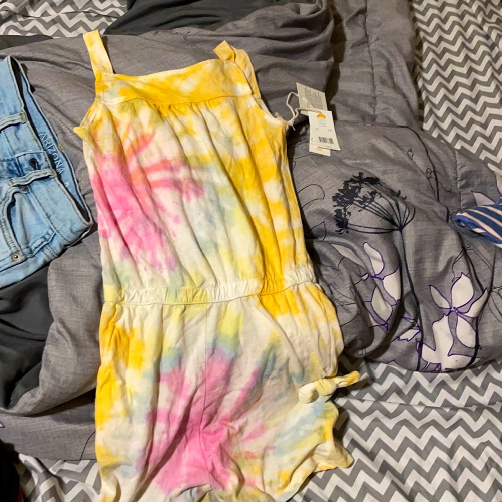 I am selling a piece of clothing, it is a romper.